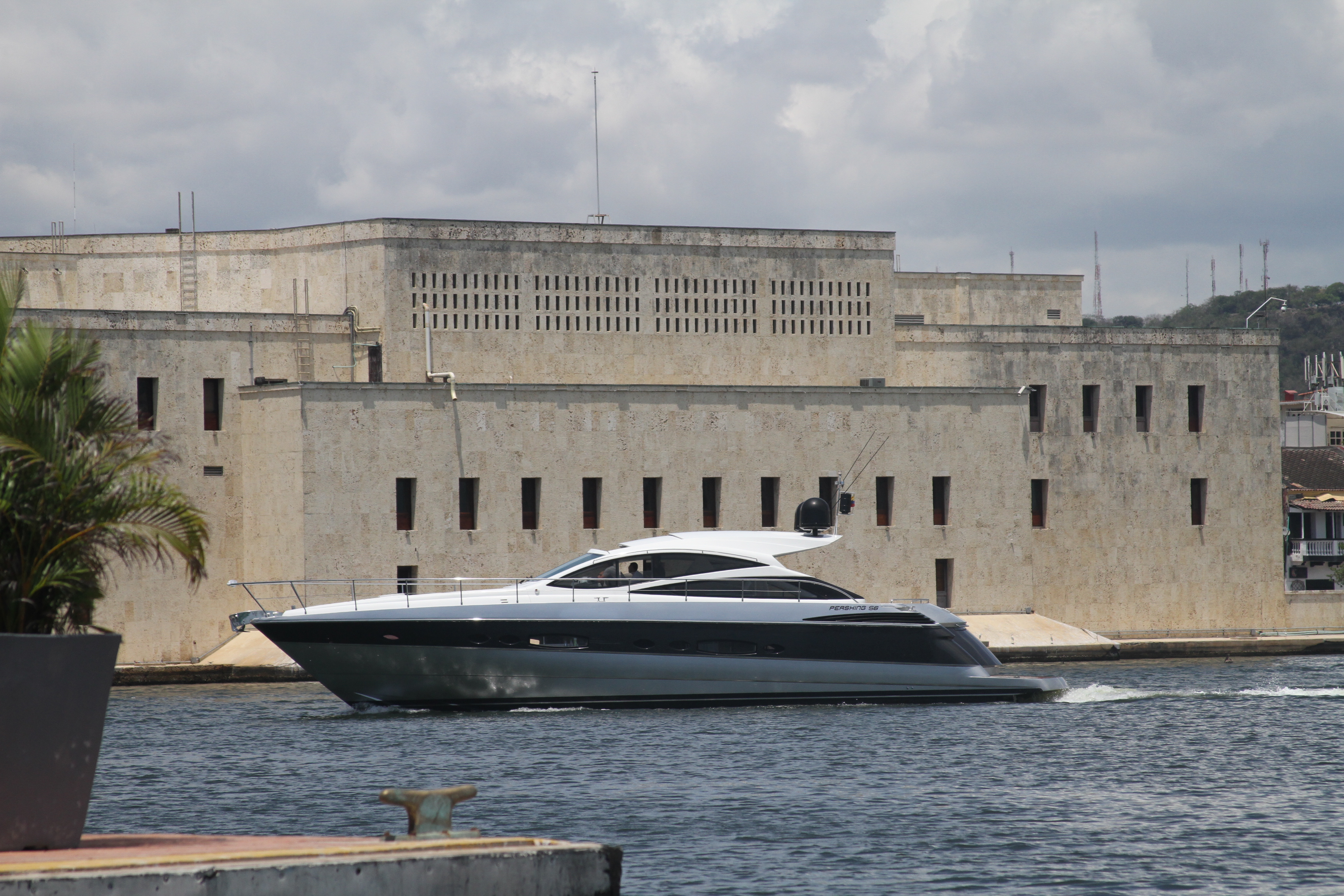 Contrastan los lujosos yates cerca a Cartagena con las conoas y lanchas rumbo a Bocachica