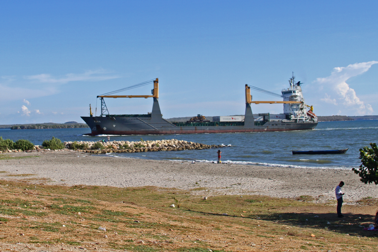 Desde las costas de Bocachica se ven los grandes barcos de carga y los lujosos cruceros que llegan a Cartagena